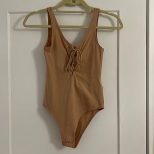 Topshop tank with a tie in the front. Very good condition